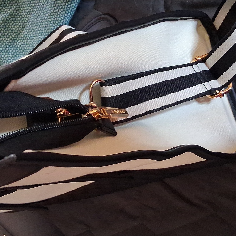 Lovevook Black and White Quilted Tote with Crossbody Strap - Picture 12 of 16